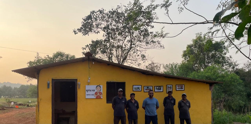 तिथवलीतील झाडांच्या सावलीत सुगंधा घराबाहेर उभी असलेली माणसं.